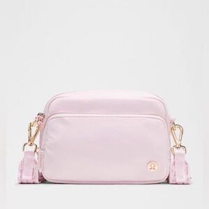 NWT Lululemon Everywhere Crossbody Bag 2L Light Pink / Gold